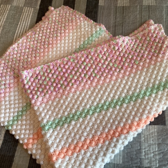 PINK & WHITE LIGHT COLORED HANDKNITTED TEXTURED COTTON MIX BABY BLANKET - Picture 5 of 8